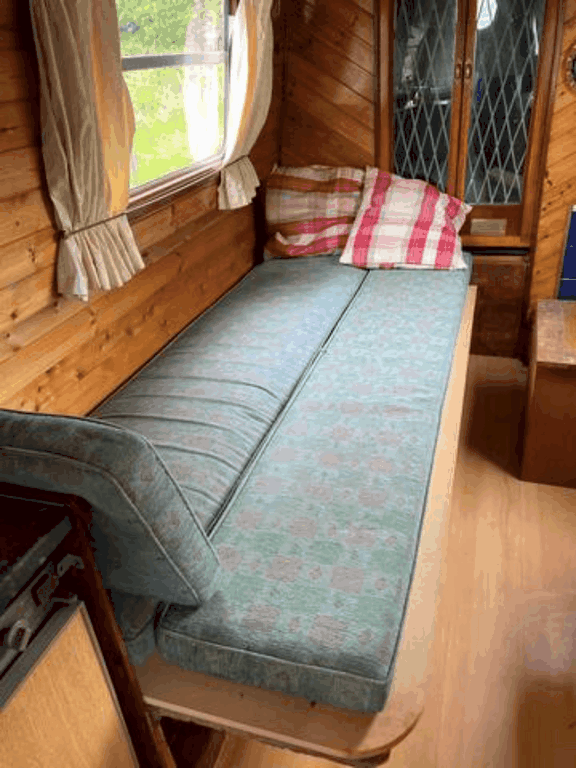 Shared narrow boat Liverbird