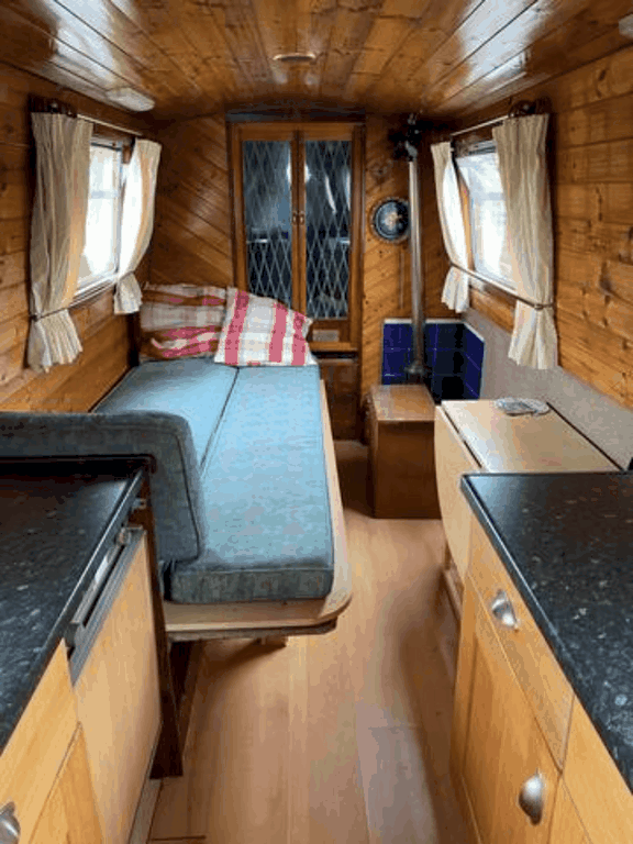 Shared narrow boat Liverbird