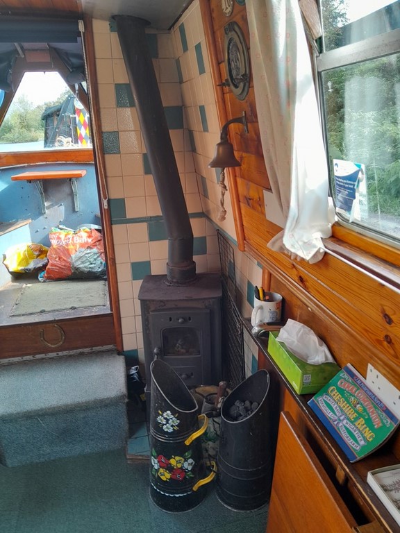 Shared narrow boat Dasque