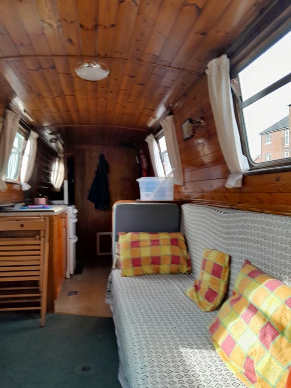 Shared narrow boat Dasque