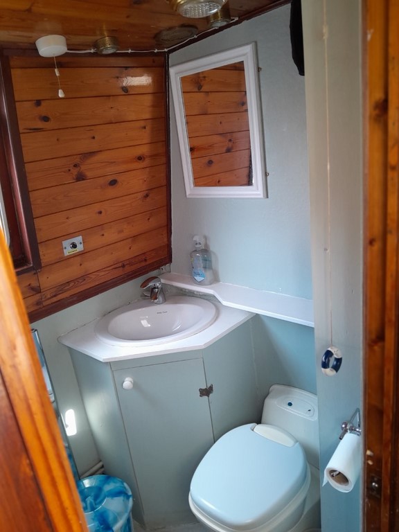 Shared narrow boat Dasque