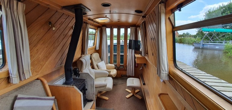 Shared narrow boat Middlewood