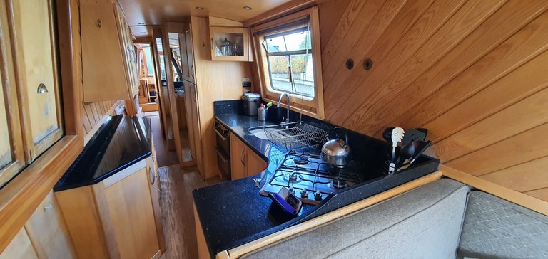 Shared narrow boat Middlewood