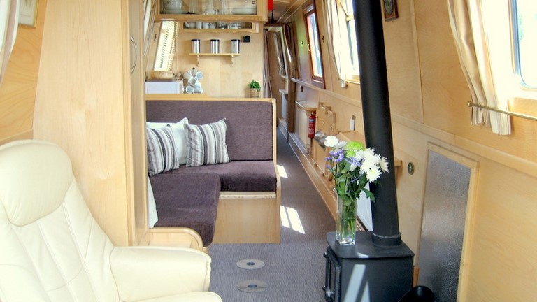 Shared narrow boat Minuet