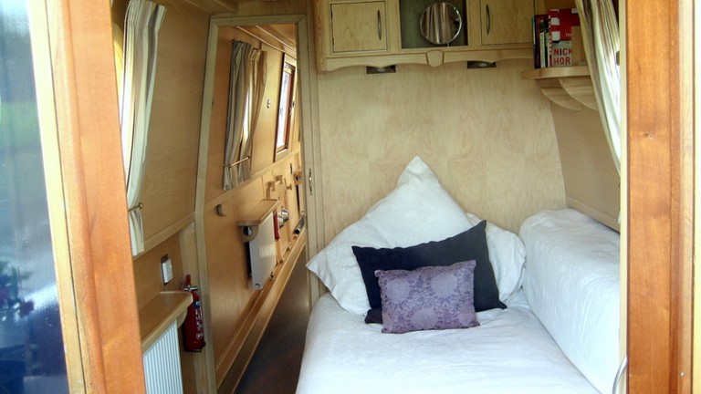 Shared narrow boat Minuet