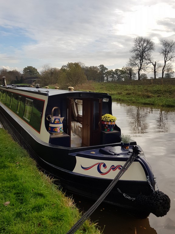Shared narrow boat Compton