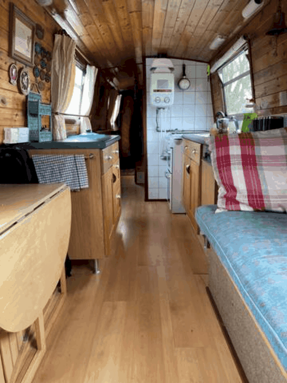 Shared narrow boat Liverbird