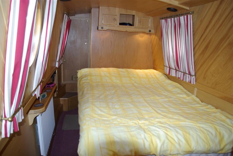 Shared narrow boat Black Swan