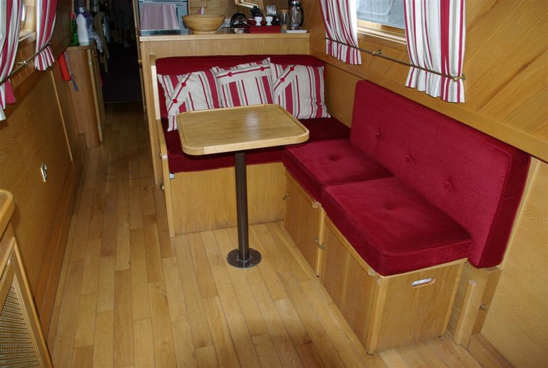 Shared narrow boat Black Swan