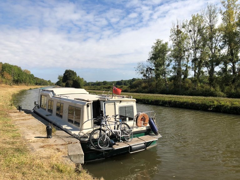 Escapade a shared boat based in France