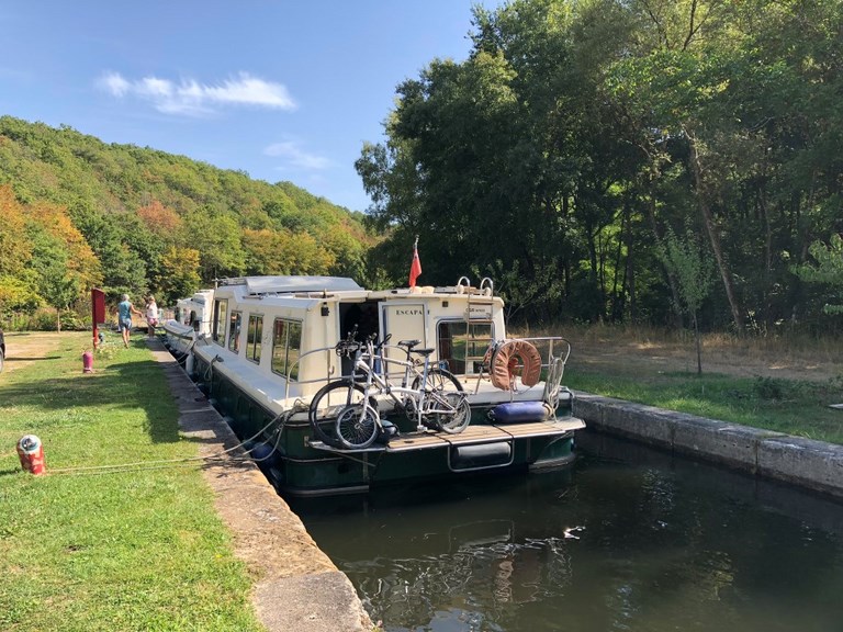 Escapade a shared boat based in France