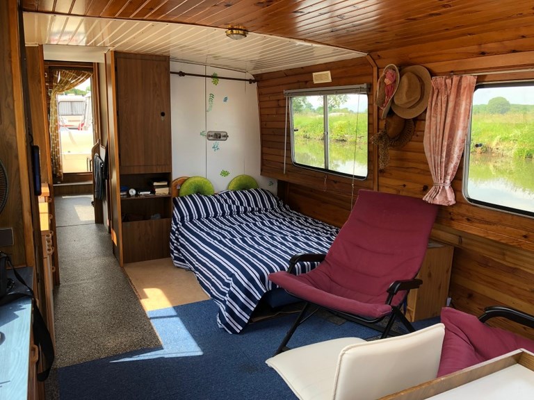 Escapade a shared boat based in France