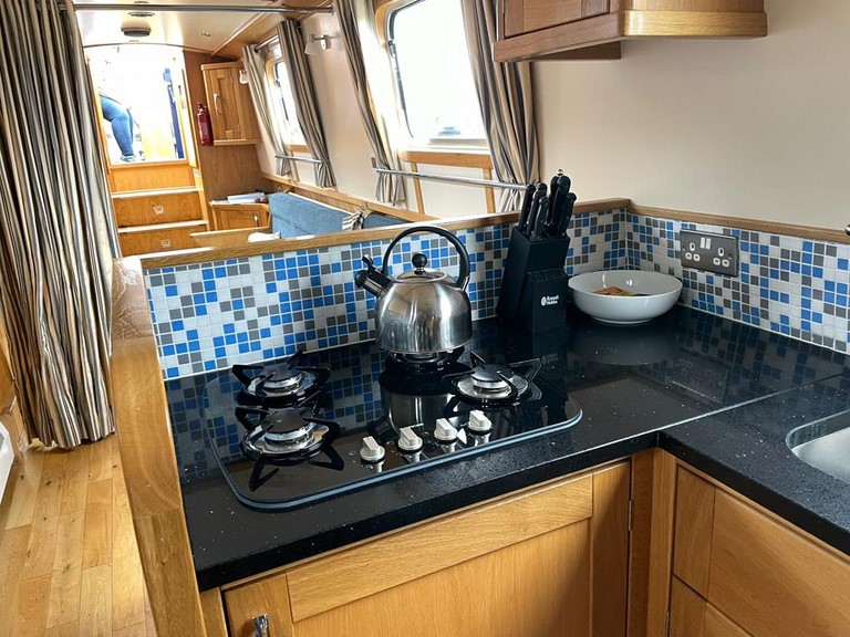 Shared narrow boat Heddwen