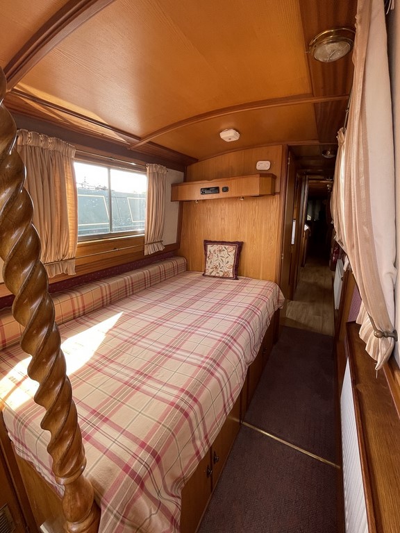 Shared narrow boat Victorious