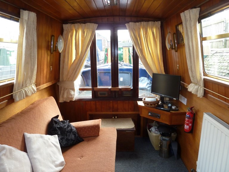 Shared narrow boat Sapphire