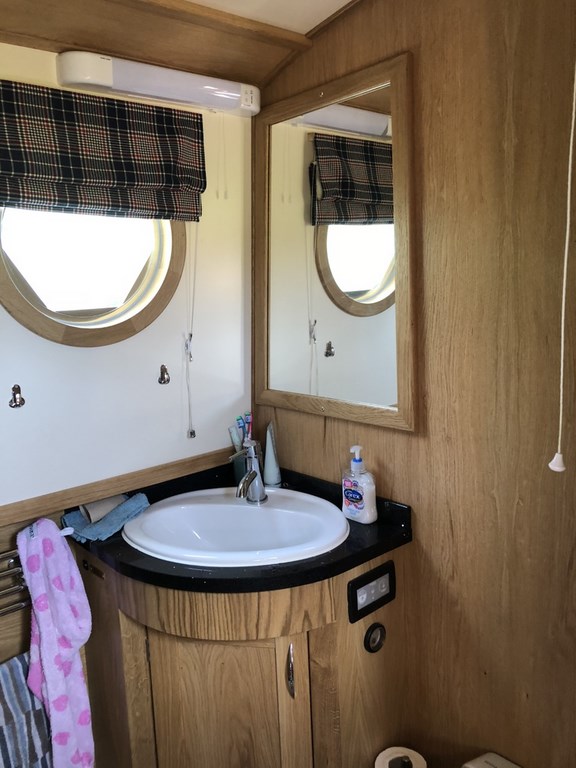 Shared narrow boat Skylark