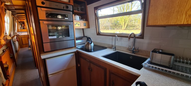 Shared narrow boat Explorer