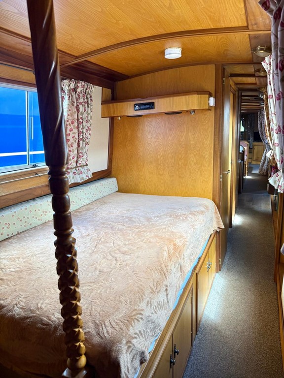 Shared narrow boat Verity