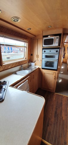 Shared narrow boat Castleber