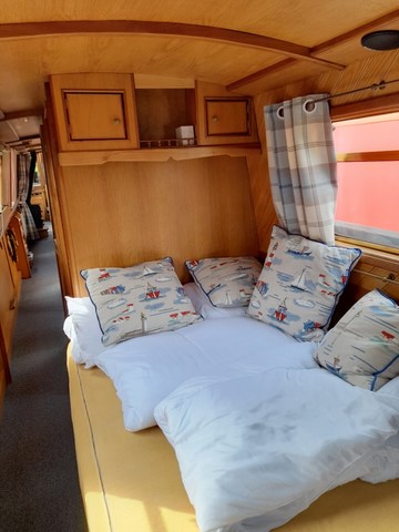 Shared narrow boat Chisbury