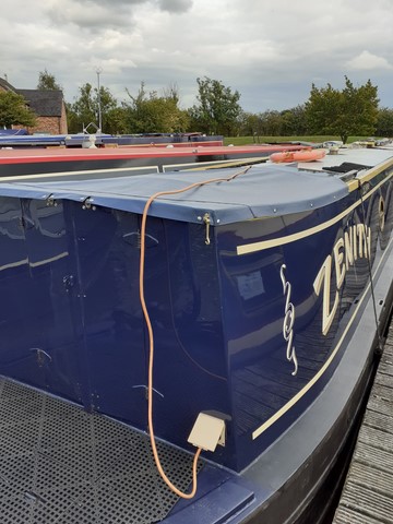 Shared narrow boat Zenith