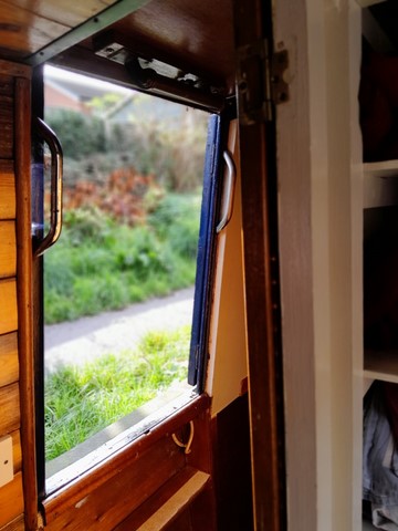 Shared narrow boat Dasque