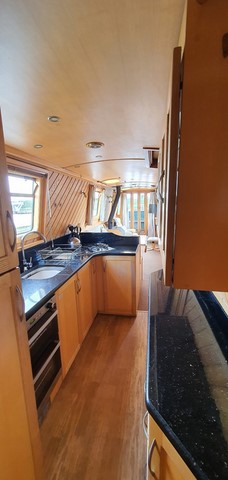 Shared narrow boat Middlewood