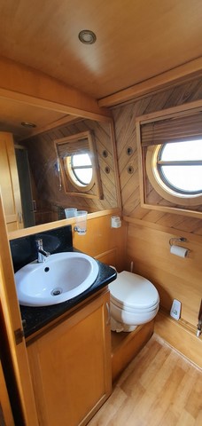 Shared narrow boat Middlewood