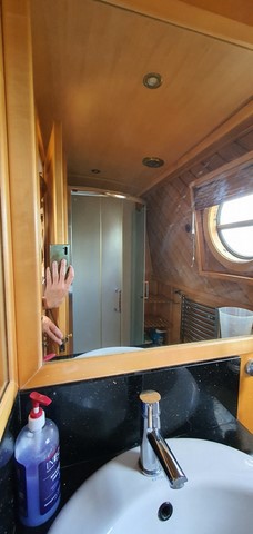 Shared narrow boat Middlewood