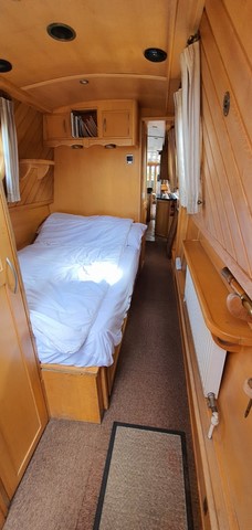 Shared narrow boat Middlewood