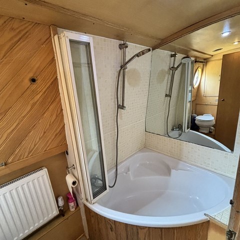 Shared narrow boat Apperley