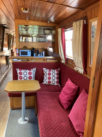 Shared narrow boat Oasis Too interior