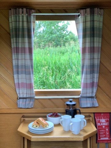 Shared narrow boat Daydream
