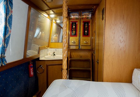 Shared narrow boat Conqueror