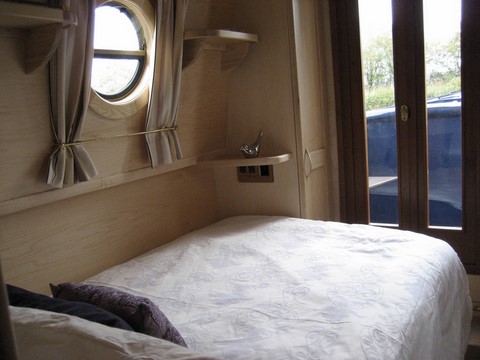 Shared narrow boat Minuet