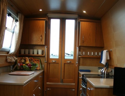 Shared narrow boat Little Dawn