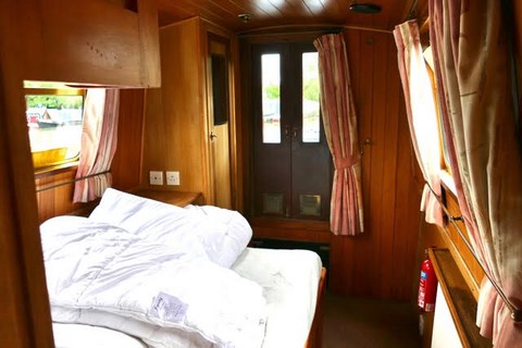 Shared narrow boat Sapphire Cut