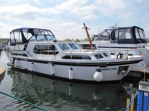 Shared steel cruiser based on the River Thames