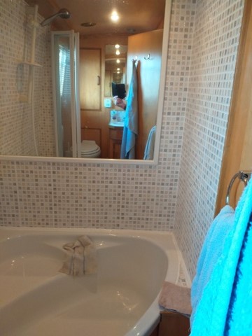 Shared narrow boat Soudley bath