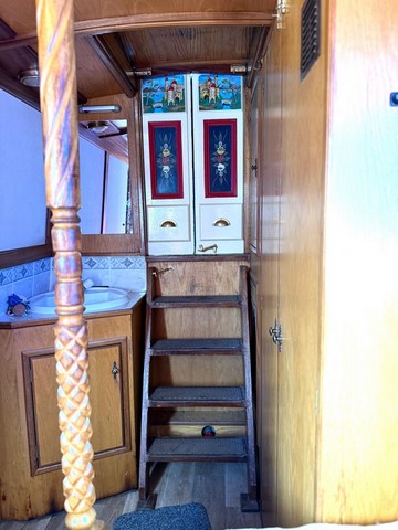 Shared narrow boat Verity