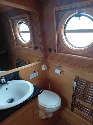 Shared narrow boat Whiston